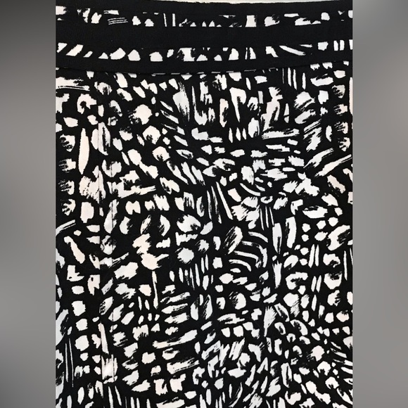 Christopher & Banks Black & White Abstract Print Full Midi Skirt. Sz 10. - Picture 2 of 8